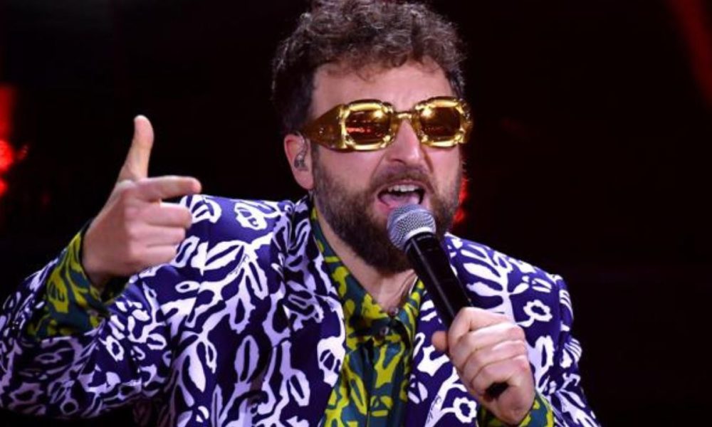 Dargen D’Amico, la battuta shock a X Factor: “Il sangue? Mi piace solo quando esce da lì”