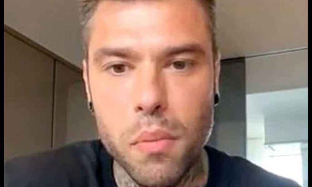 “RIP Maurizio Costanzo”: lo scherzo lascia Fedez senza parole