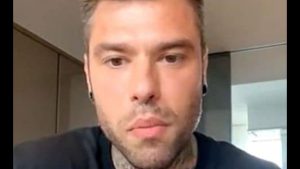 “RIP Maurizio Costanzo”: lo scherzo lascia Fedez senza parole