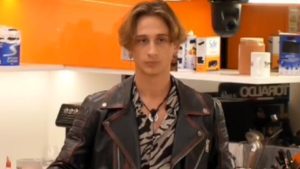 “Deficiente”, “Ma questo non è normale”: George Ciupilan nel mirino al GF Vip