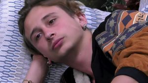 GF VIP, dopo i “comodini” arrivano i “cartonati”: la presa in giro a George Ciupilan
