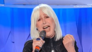 Loretta Goggi si racconta tra carriera e vita privata: “Non voglio cantare sempre Maledetta primavera”