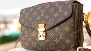 Louis Vuitton domina le rivendite: un modello torna di moda, la Looping