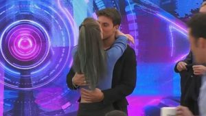 Scatta il bacio tra Nikita e Daniele al GF Vip: “Non vediamo la lingua”