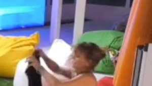 Patrizia Rossetti nuda al GF Vip: la regia non censura il topless