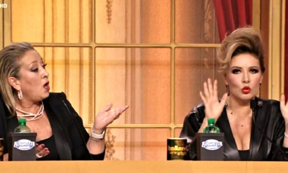 Lucarelli stizzita, scintille con Carolyn Smith: “Quanta eleganza”