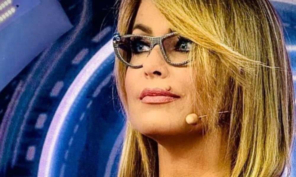 Sonia Bruganelli, stop al GF VIP: l’opinionista non rinuncia alle vacanze