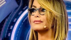 Sonia Bruganelli, stop al GF VIP: l’opinionista non rinuncia alle vacanze