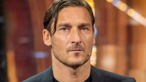 Totti e Noemi Bocchi sfilano sul red carpet di Dubai: è la prima volta insieme
