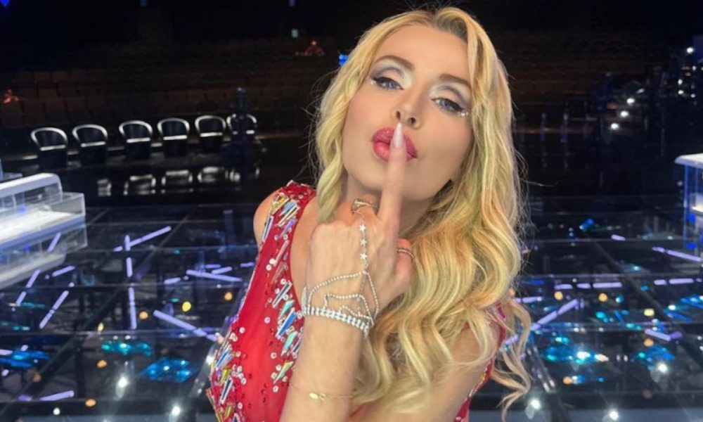 Valeria Marini, le accuse sui social: “Disposta a tutto pur di apparire”