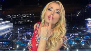 Valeria Marini, le accuse sui social: “Disposta a tutto pur di apparire”