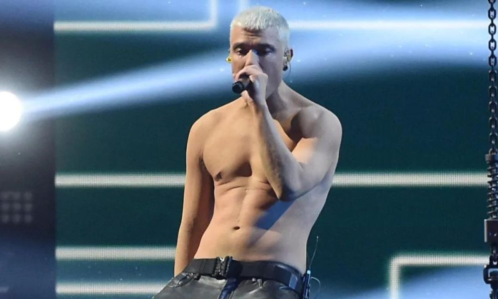 Fedez canta senza tatuaggi alla finale di X Factor: il cantante ha scelto ‘Crisi di stato’