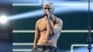 Fedez canta senza tatuaggi alla finale di X Factor: il cantante ha scelto ‘Crisi di stato’