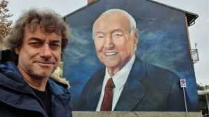 A Torino un murale che raffigura Piero Angela: la foto del figlio Alberto