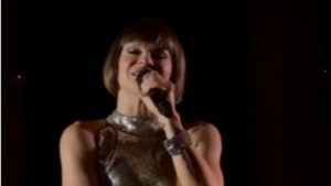 Alessandra Amoroso fa salire sul palco la nipotina: il video è virale