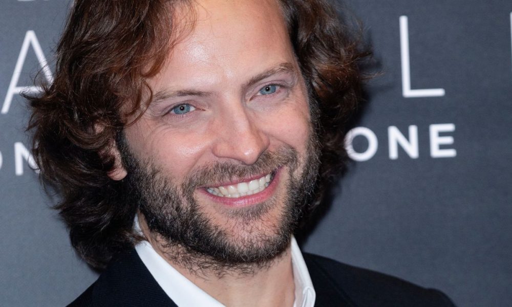 Alessandro Borghi al centro del gossip: “Corteggia una donna a un evento”