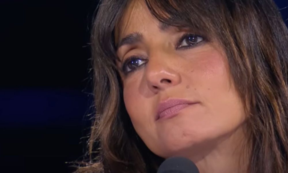 Ambra Angiolini cerca casa: l’attrice pizzicata a fare foto di annunci