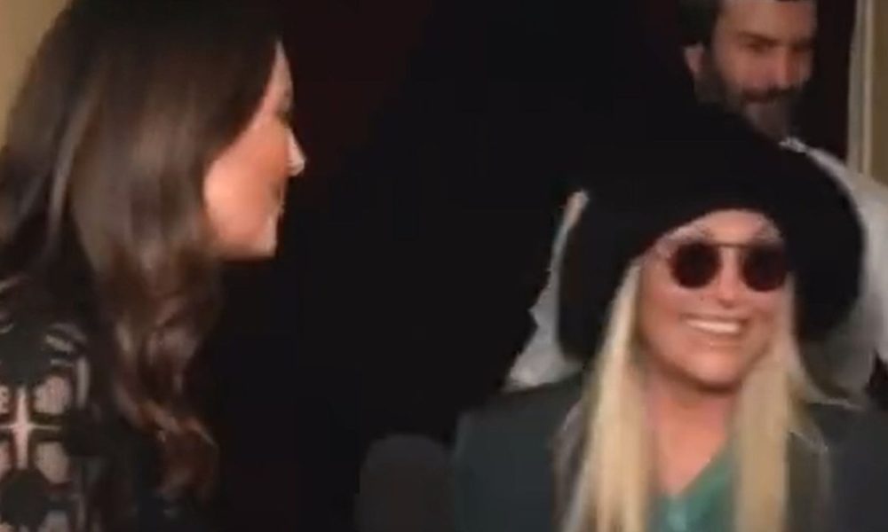 Anna Oxa evita Giovanna Civitillo: la cantante non risponde alla domanda