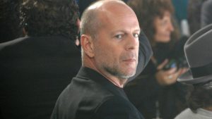 Bruce Willis, le condizioni peggiorano: “La famiglia prega per lui”