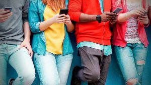 Cellulari in classe, arriva il divieto: la nuova circolare del ministero