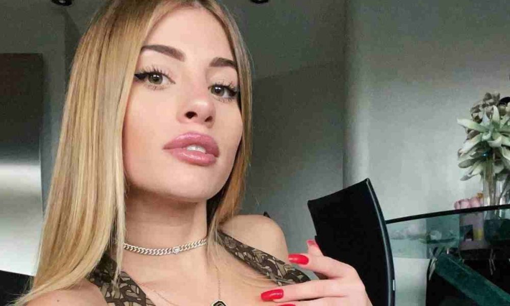 Chiara Nasti nella bufera: quanto costa il peluche preferito del figlio
