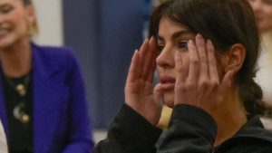 Tutti contro Dana Saber: “Cacciatela è fuori di testa”