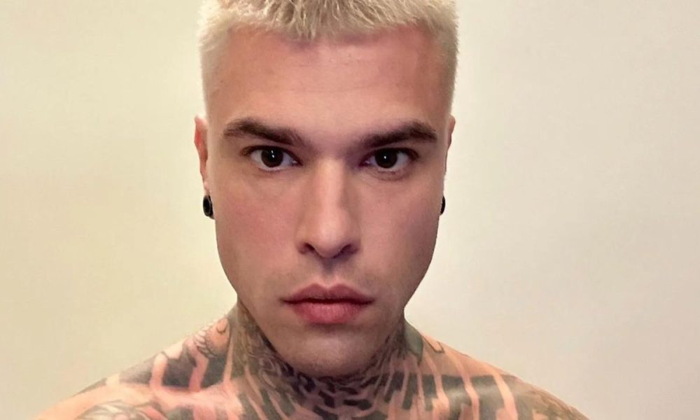 Fedez saluta il 2022: “Baciami il cu*”, lo scatto su Instagram