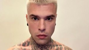 Fedez saluta il 2022: “Baciami il cu*”, lo scatto su Instagram