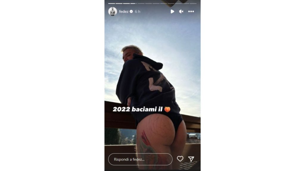 Fedez saluta il 2022: "Baciami il cu*", lo scatto su Instagram 42 fedez instagram