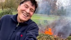 Gianni Morandi scherza su Instagram: “Il fuoco mi attrae”, il video diventa virale