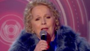 Katia Ricciarelli torna al GF Vip per cantare l’Ave Maria, ma il pubblico la deride