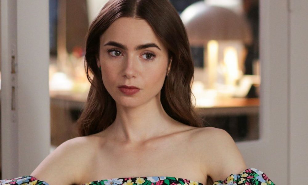 Lily Collins sfila in Valentino e sfida la pioggia di New York