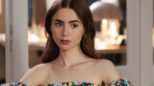 Lily Collins sfila in Valentino e sfida la pioggia di New York