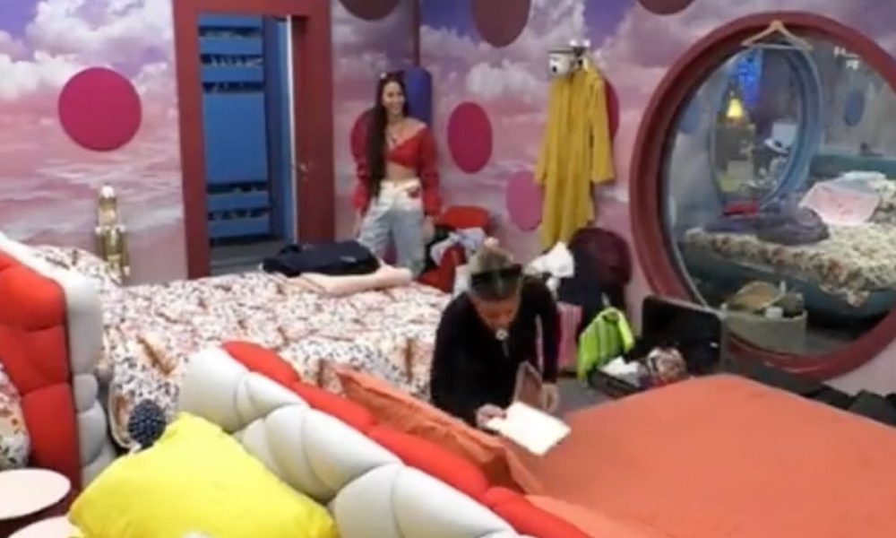 Oriana trova un bigliettino al GF Vip: prima lo legge, poi lo strappa