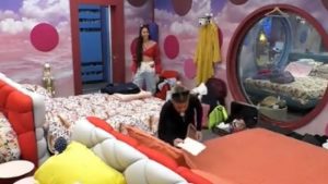 Oriana trova un bigliettino al GF Vip: prima lo legge, poi lo strappa