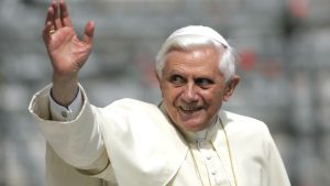 La salute di Ratzinger preoccupa, Francesco invita alla preghiera: “È molto ammalato”