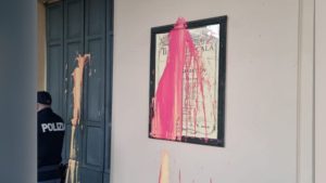 Ambientalisti in rivolta: vernice contro il teatro della Scala di Milano