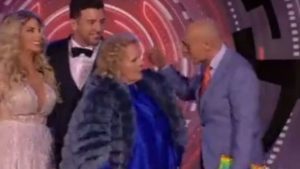 Signorini, il microfono è aperto al GF Vip: “Pensa che io stanotte…”