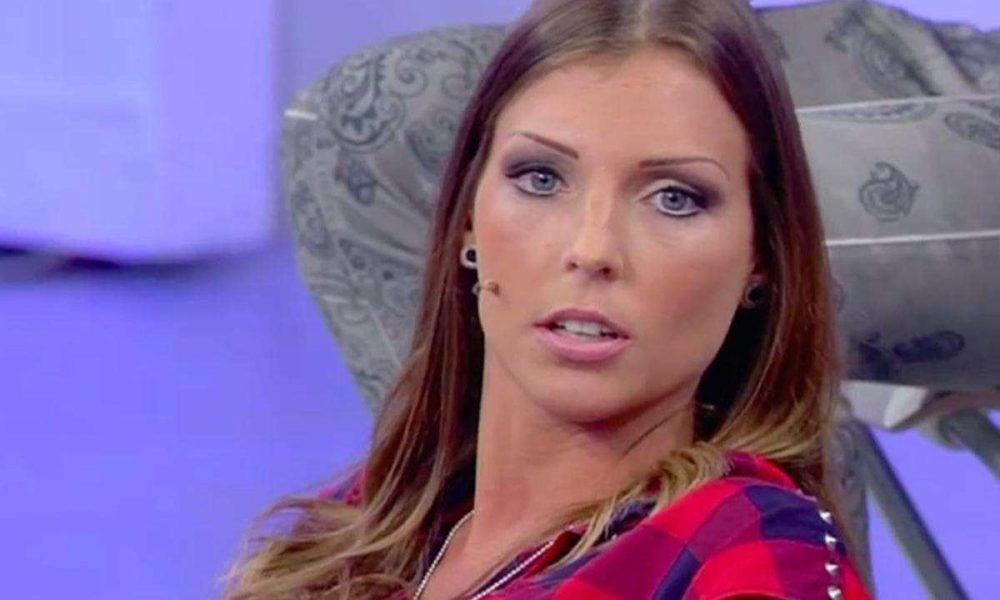 “Il cane aveva strappato mezza faccia della bambina”: l’accusa di una ex di Uomini e Donne al cane di Tara Gabrieletto