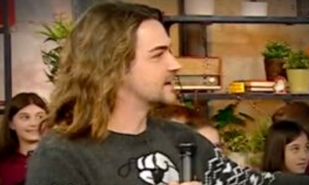 “Maglione ridicolo”, “Pettinata con un petardo”: lo scambio di frecciate tra Valerio Scanu e Serena Bortone