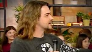 “Maglione ridicolo”, “Pettinata con un petardo”: lo scambio di frecciate tra Valerio Scanu e Serena Bortone