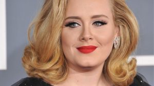 Adele zoppica al concerto di Las Vegas: “Non riesco a fare di meglio”