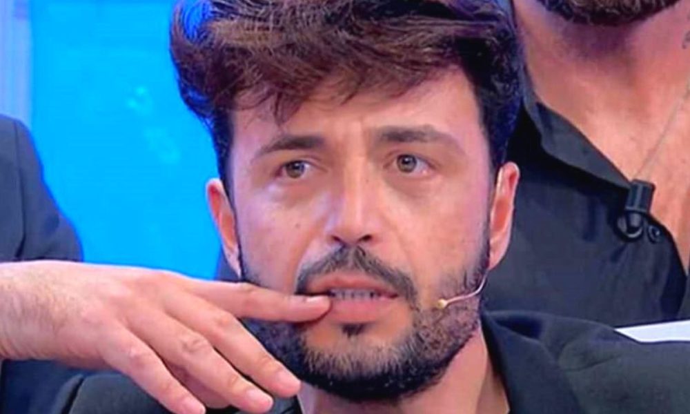 Armando Incarnato fuori da Uomini e Donne dopo la lite con Maria De Filippi