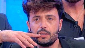 Armando Incarnato fuori da Uomini e Donne dopo la lite con Maria De Filippi