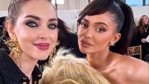 Schiaparelli e la testa di leone in passerella a Parigi: critiche anche per Chiara Ferragni