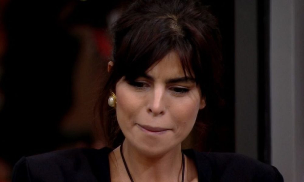 Dana tenta la porta rossa ma Antonella la ferma: “Non sta bene”