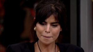 Dana tenta la porta rossa ma Antonella la ferma: “Non sta bene”