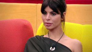 L’ultima idea di Dana Saber: “Voglio posare con un kalashnikov”