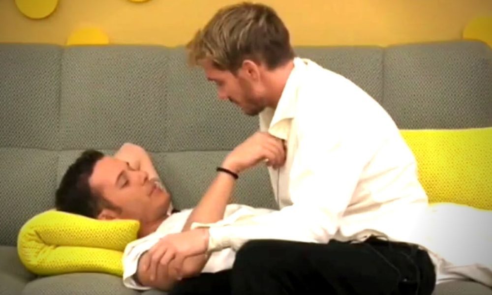 GF VIP, scatta il bacio tra Edoardo e Alberto: “Quello me lo dai dopo, in privato”