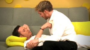 GF VIP, scatta il bacio tra Edoardo e Alberto: “Quello me lo dai dopo, in privato”